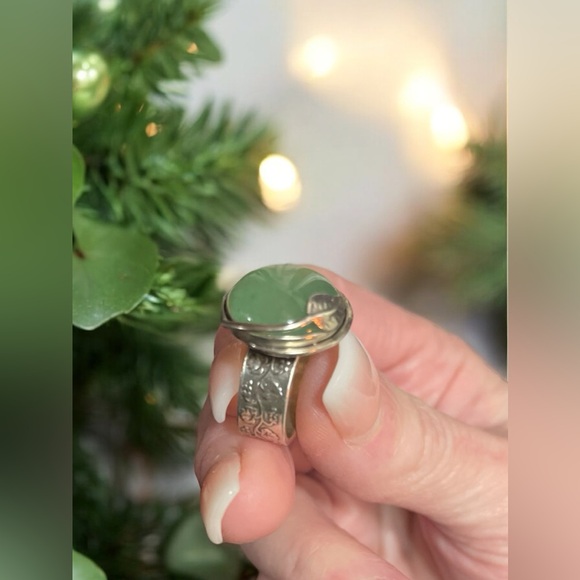 Signed Israel Round Cabochon Jade Stone & 925 B Silver Grape Vine Motif Ring - Picture 1 of 11